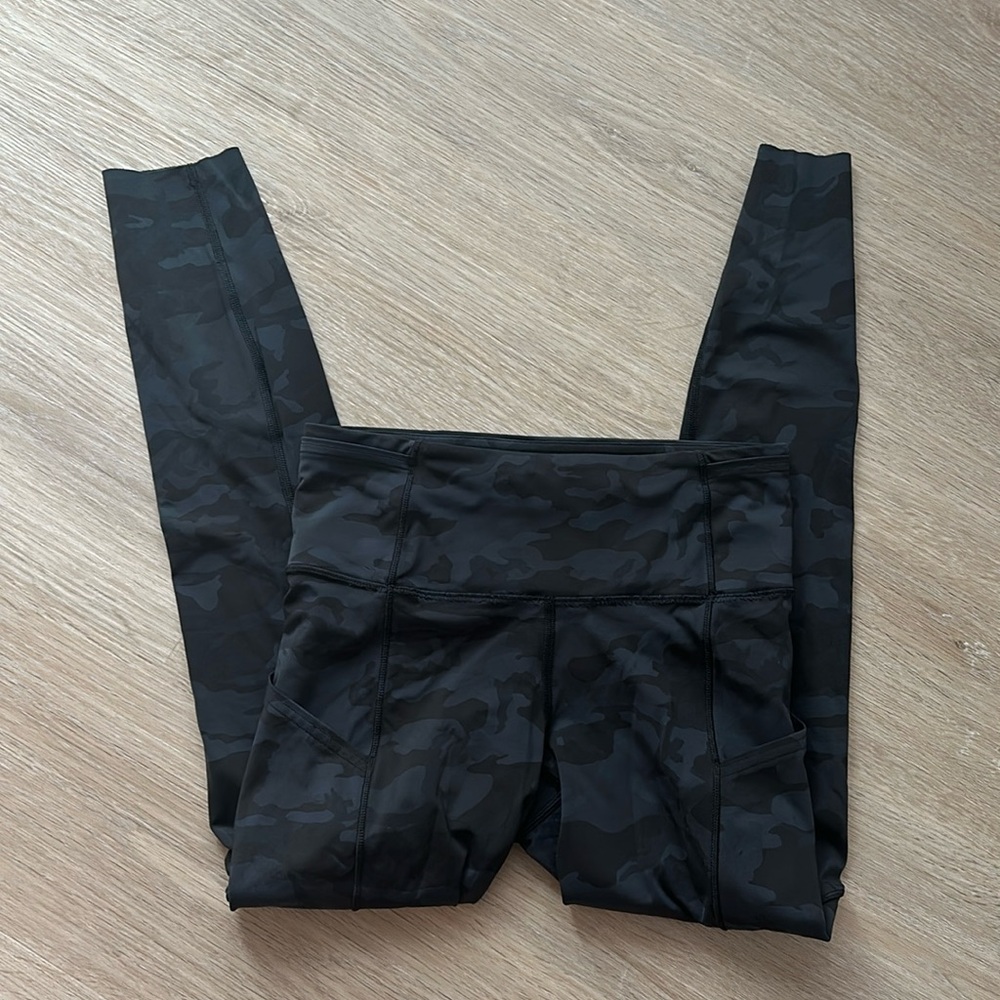 LULULEMON GREY CAMO PRINT LEGGINGS- SIZE 4, PRE LOVED*